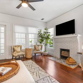 Bright 2BR Bradenton Beach Bungalow with Parking and Washer and Dryer