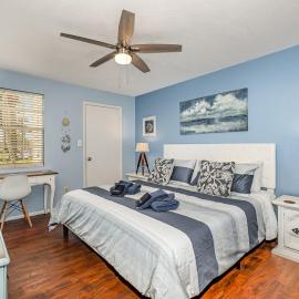 Ground Floor 2 Bdrm King Condo Close to Beach