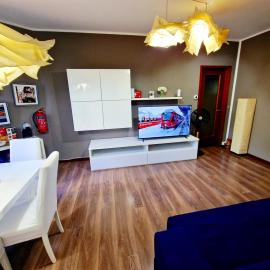 COSY FLAT IN CENTRAL TIRANO - 60 seconds walk from Bernina Express Train station, hotel v destinácii Tirano