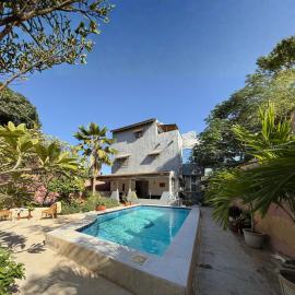Villa La Somone piscine jardin personnel sur place, hotell i Somone