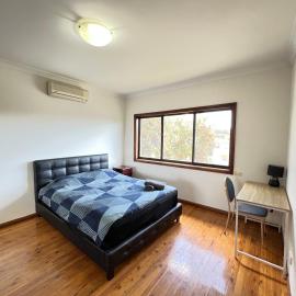 Queen Room in Spacious Double Story House - L7