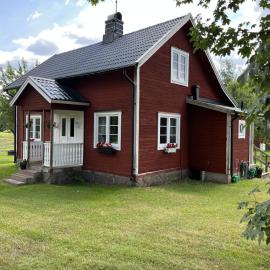 Charming red cottage near Vimmerby and Astrid Lindgrens World, hotel in Vimmerby