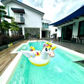 Stylish Villa Alma 18-23 Guests - Pool, KTV & BBQ, Hotel in Simpang Ampat