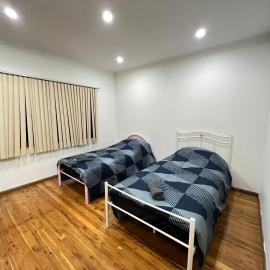 Twin Room in Spacious House - L5