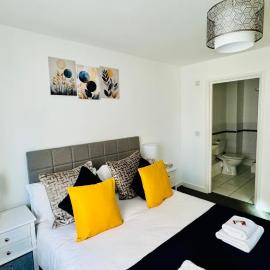 Spacious Ground Floor 2-Bed Flat - Patio, Parking - By Habitats