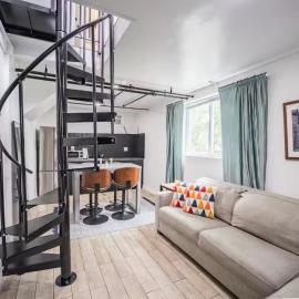 Bright 1-Bedroom Loft in Converted Garage with Private Entrance, hotel v destinaci New Rochelle
