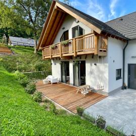 Alpennelke family apartment, hotel in Bohinjska Bela