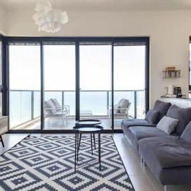 Luxury Apt Tower l Sea View Bat Yam l Mamad, hotel in Bat Yam