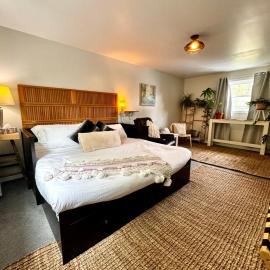 Carleton Place में, होटल NookSide Nest 1 bedroom Upstairs suite King, Kitchenette, Parking