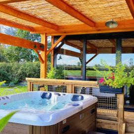 La Luna - Tiny House Spa - Romantique & Nature, hotel u gradu Saint-Yan