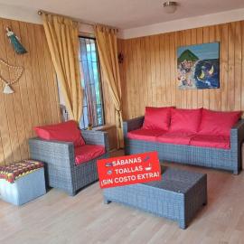 Beautiful and spacious family house, hotel in Algarrobo