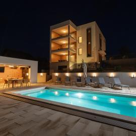 Luxury apartments Villa Wood NEW، فندق في Šumećani