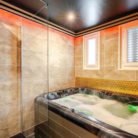 Secret SPA Jacuzzi & Cinema, hotell i Grenoble
