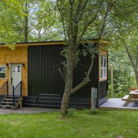 Riverside Tiny House with hot tub near Stowe, хотел в Johnson