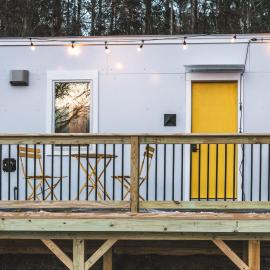 Modern Tiny House with hot tub & river near Stowe, Hotel in Johnson