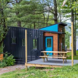 Maple Sugar Shack Tiny House with hot tub & river by Stowe, hotel en Johnson