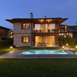 Aquaterra Villa with Hot Pool - Banya, hotel di Banya