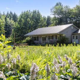 Smuggler's Notch Mountain House with hot tub & river, Hotel in Cambridge