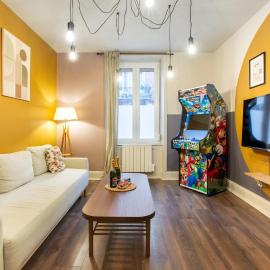 Zenora Loft Hot Tub & Arcade in Downtown: Mulhouse şehrinde bir otel