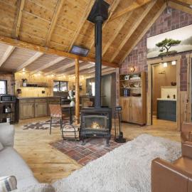 The Tyrolean Cabin. Panoramic Views. Hot Tub., ξενοδοχείο σε Golden