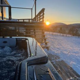 Nordic villa with outdoor jacuzzi and Aurora Borealis view、Stornesのホテル