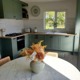 Solas na Gealai, entire house, sleeps 8, Hotel in Mountshannon