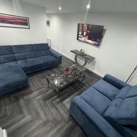 Modern 3 Bedroom Holiday Home -Jaquzzi Bath -Private Parking-suitable for contractors - Free WiFi
