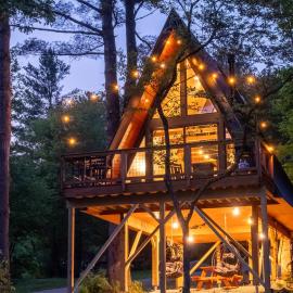 Designer A-Frame Treehouse with hot tub on river, hotel in Johnson