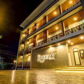 The Breezy Hotel, хотел в Муаклек