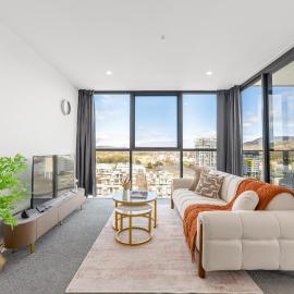 Stylish Woden 2BR, Near Hospital, CIT, Westfield, hotel in Phillip