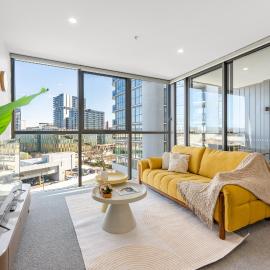 Chic Woden Apt, Near Hospital, Westfield w Pool