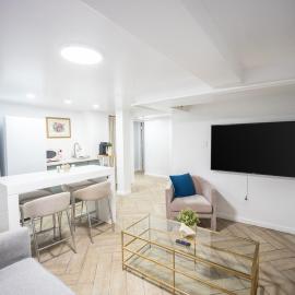 Retro 2 bedroom basement APT with free street parking โรงแรมในนิวโรแชล