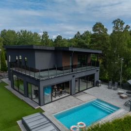 Exklusiv villa - Pool, bio & hyrbil, hotell i Stockholm