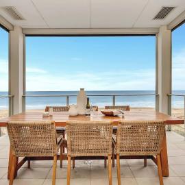 Hamptons at Moana - Panoramic Beachfront Living, hotelli kohteessa Moana