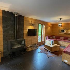 Chalet camp de base pour tribu sportif wifi 5 ch, hotel v destinácii Le Lioran