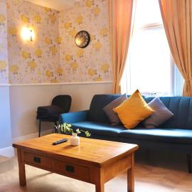 Comfortable 2 Bed Property with garden - Parking, Hotel in Hunslet