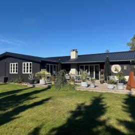 Lækkert sommerhus ved Marielyst strand, hotel a Bøtø By