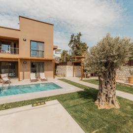 Luxury Suites with private pool and BBQ by Kalles Homes & Suites