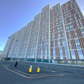 Bracknell RWH Spectacular Two Bedroom Apartment، فندق في براكنيل