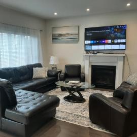 Modern 5-bedroom house close to Ardagh Bluffs, hotel i Barrie