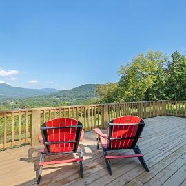 Mountain Haven: Cozy Tiny Home on 16 Acres, khách sạn ở Waynesville