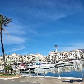 2 Bed Apt with Private Solarium Puerto Duquesa, Hotel in Manilva
