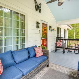 Enchanting Creekside Cottage w/ Hot Tub, hotel i Hiawassee