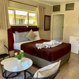 Poolside Executive Suite near Airport - 2322