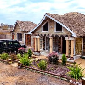 Amboseli Likizo Lodge، فندق في Kimana