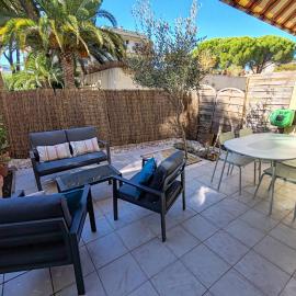 Studio avec coin nuit climatisé avec grande terrasse et parking au pied de la Marina et de la plage de Fréjus
