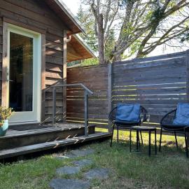 Studio Cedar Guest Cottage, hotel in Duncan