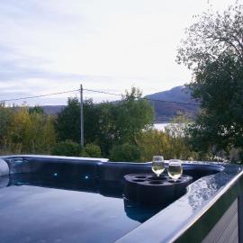 Nordic villa with outdoor jacuzzi and Aurora Borealis view、Stornesのホテル