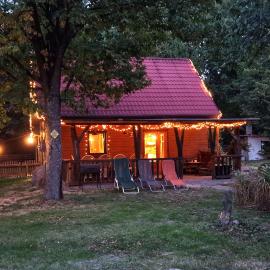 Ranczo w lesie - domki z jacuzzi โรงแรมในOżarów