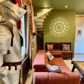 maison climatisée à thème médiéval avec baignoire balnéothérapie, hotel u gradu 'Sens'